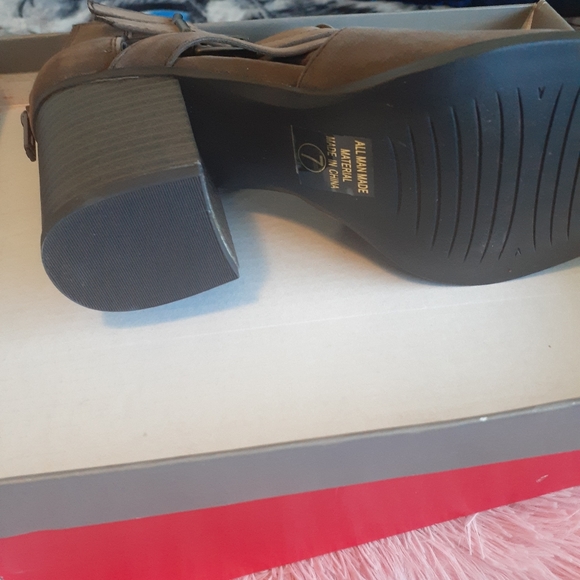 Boots - Picture 3 of 3